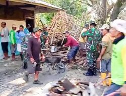 Babinsa Koramil Kepohbaru Bojonegoro dan Warga Gotong Royong bersihkan Reruntuhan Gedung SDN Pejok