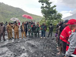 Dansatgas Yonif 715/Mtl dampingi PJ Bupati tinjau jalan Longsor di Puncak Jaya