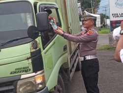 Kanit Regident Satlantas Polres Lamsel Berbagi air mineral dan makanan ringan pada pengendara dalam Giat Dagar Simpatik
