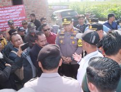 Kedepankan Sentuhan Kemanusiaan, Polisi dan TNI Bersinergi Jaga Harmoni Saat Penertiban Lahan di Lampung Selatan.