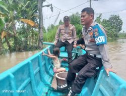 Kapolsek Sragi Pantau Banjir di Dusun Umbul Besar, Debit Air Mencapai 75 cm