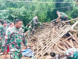 Babinsa Kepohbaru Bojonegoro dan Warga, Gotong Royong Membersihkan Material Rumah Roboh di Desa Brangkal