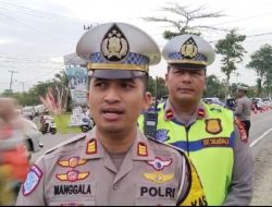 Kasat Lantas Polres Lam-Sel Tinjau Situasi Arus Lalu Lintas di Jalinsum Simpang Wisata Merak Belantung