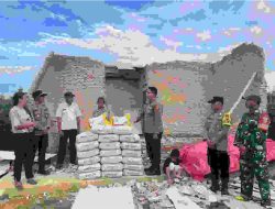 Kapolres Lampung Selatan Beri Bantuan kepada Janda Sebatang Kara Korban Angin Kencang di Jati Agung