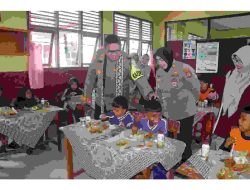 Polres Lampung Selatan Gelar Program “Jumat Berkah” dengan Makan Bergizi Gratis untuk Anak Sekolah