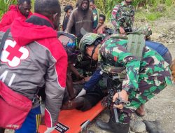 Sigap, Satgas Yonif 715/Motuliato Berikan Pertolongan Kepada Masyarakat Yang Mengalami Kecelakaan, di Jalan Trans Mulia – Sinak