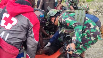 Sigap, Satgas Yonif 715/Motuliato Berikan Pertolongan Kepada Masyarakat Yang Mengalami Kecelakaan, di Jalan Trans Mulia – Sinak