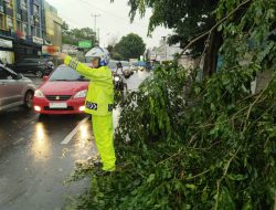 Hujan Deras Disertai Angin Kencang Terjang Bandar Lampung, Polda Lampung Imbau Warga Waspada