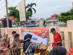 Polsek Jati Agung Gelar Program Jumat Berkah, Bagikan Sarapan Gratis untuk Masyarakat
