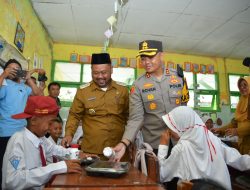 Kapolres Gresik dan Bupati Berbagi Makan Bergizi untuk Pelajar Sekolah Dasar
