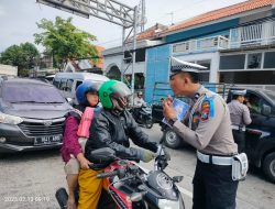 Sosialisasi dan Pembagian Brosur Ops. Keselamatan Semeru 2025 oleh Satlantas Polres Sampang
