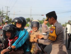 Operasi Keselamatan Semeru di Jumat Berkah Polres Tuban Ajak Masyarakat Tertib Lalin Dengan Berbagi Nasi Kotak