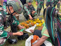 Borong Hasil Bumi Mama Papua dan Berikan Pengobatan Gratis Satgas Yonif 715/Mtl Lakukan Pendekatan ke Masyarakat Puncak Jaya