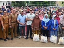Sekda Lampung Selatan Dampingi Bupati Terpilih Salurkan Bantuan Untuk Korban Banjir di Sragi
