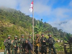 Tanamkan Semangat Kebangsaan, Satgas Yonif 715/Mtl Bersama Warga Kibarkan Bendera Merah Putih di Pelosok Papua