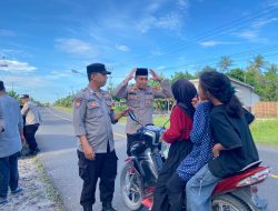 Kapolsek Penengahan IPTU Donal Afriyansah Berbagi Takjil Gratis,  Di wilayah ketapang