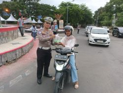 Satlantas Polres Lampung Selatan Bagikan Takjil dan Edukasi Tertib Lalu Lintas