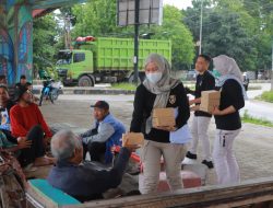 Berbagai Takjil, Cara Polwan Ditreskrimum Polda Lampung Pererat Hubungan dengan Masyarakat