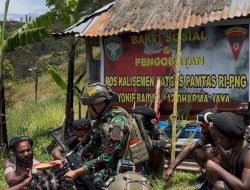 Gelar Pengobatan dan Bagi Makanan untuk Warga, Pos Kalisemen Satgas Yonif 112/DJ Dukung Kesehatan dan Jalin Kebersamaan di Bulan Suci Ramadhan