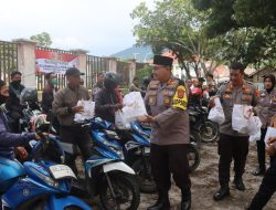 Kapolres Lampung Selatan Bagikan Takjil untuk Pengemudi Ojek, Petugas Kebersihan, dan Relawan Pengumpul sampah