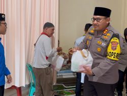 Kapolres Bersama Mahasiswa Bagikan Takjil untuk Pasien di RS Bob Bazar