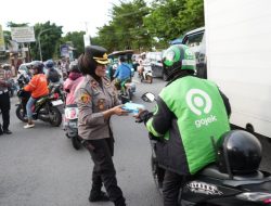 Istiqomah di Bulan Suci, Polres Pelabuhan Makassar Rutin Bagikan Takjil