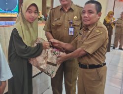 SMAN Kalitidu Berikan Santunan kepada Siswa Tidak Mampu