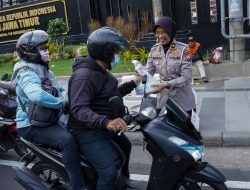 Berbagi Takjil Jelang Buka Puasa, Ditlantas Polda Jatim Ajak Masyarakat Tertib Berlalu Lintas