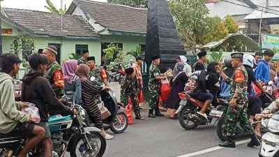 Serentak, Jajaran Babinsa Kodim Bojonegoro berbagi Ribuan Paket Takjil di Tiga Lokasi