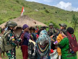 Pos Tinggi Nambut Satgas Yonif 112/Dharma Jaya Bagikan Sarana Penggalangan Kepada Masyarakat Kampung Pagargom