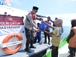 Pimpin Patroli Laut, Kapolres Situbondo Berbagi Bansos Ramadhan untuk Nelayan