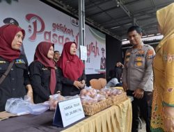 Ringankan Beban Masyarakat Saat Ramadhan, Polres Sampang Gelar Pasar Murah dan Bagi-Bagi Takjil