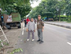 Sat Pol PP Pemkab Lamsel Bersama Tim Kecamatan Natar” Berikan Kenyamanan Pengendara, Tebang Ranting Pohon Tepi Jalan Lintas Transumatra