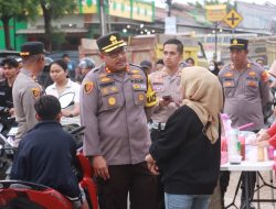 Kapolres Lampung Selatan Bagikan Takjil dan Sosialisasi Mudik Aman di Pasar Karang Anyar