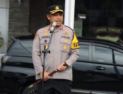 Polres Pamekasan Pasang Stiker “Mudik Aman Keluarga Nyaman dan Hotline Layanan Polri Kepada Armada Bus Angkutan Mudik