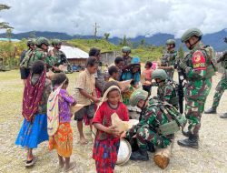 Makan Bersama dan Pemeriksaan Kesehatan Wujud Kepedulian Satgas Yonif 715/Mtl