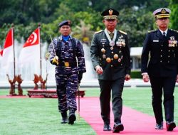 Panglima TNI Sematkan Bintang Jalasena Utama Kepada Kasal Singapura