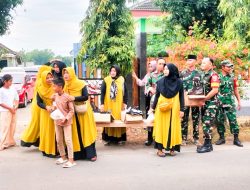 Danramil Kasiman bersama Anggota bagikan Takjil Menjelang Buka Puasa