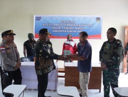 Wadansatgas Yonif 112/DJ Hadiri Kegiatan Penyaluran Bansos Sembako dan PKH THP 1 di Kabupaten Puncak Jaya