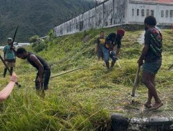 Lestarikan Budaya Kebersamaan, Satgas Yonif 715/Mtl Ajak Warga Gotong-Royong Karya Bhakti di Puncak Jaya