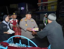 Polres Pasuruan Gandeng Mahasiswa Gelar SOTR Sembari Berbagi Makan Sahur Untuk Warga