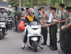Sinergi bersama, TNI-Polri di Bojonegoro berbagi Takjil untuk Masyarakat