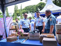 Danlanud Didampingi Ketua Pia Ardhya Garini Cabang 7/D. ll Lanud Sultan Hasanuddin Hadiri Bazar Ramadhan TNI 2025