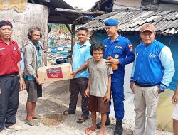 Aipda Agung Gede Anggota Satpol Air Polres Lampung Selatan Berikan Bantuan Sembako Untuk Warga Muara Piluk
