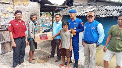 Aipda Agung Gede Anggota Satpol Air Polres Lampung Selatan Berikan Bantuan Sembako Untuk Warga Muara Piluk