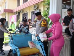 Kapolres Pasuruan Berikan Zakat Fitrah kepada Tukang Becak dan Anak Yatim
