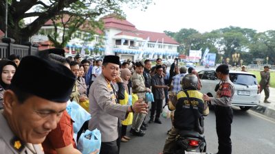 Pasca Aksi Demo Polresta Malang Kota dan Forkopimda Bersama GMNI Jatim Kerja Bakti dan Berbagi Sembako