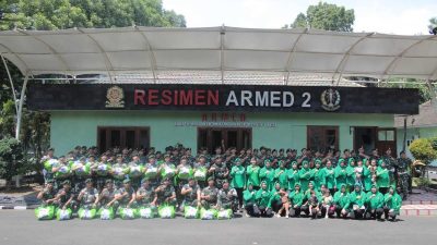 Danmenarmed 2 Kostrad Serahkan Bingkisan THR dan Zakat Fitrah Secara Simbolis