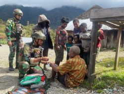 Program Ramadhan Sehat, Satgas Yonif 112/DJ Laksanakan Pelayanan Kesehatan Door To Door di Bulan Puasa