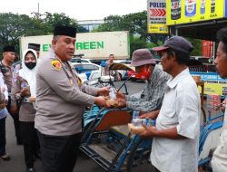 Kapolres Pelabuhan Tanjung Perak Berbagi Takjil dan Sosialisasi Hotline Mudik Polri 110